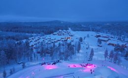 Türk turistlerin akınına uğruyor! Eksi 20 derecede denize giriyorlar..