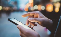 Uzun süreli cep telefonu kullanımına dikkat: Cep boyun sendromu nedir?