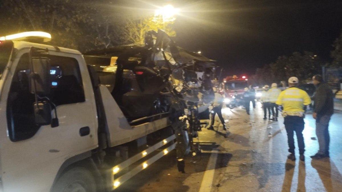 Maltepe’de otomobil İETT otobüsüne çarptı: 1 kişi hayatını kaybetti