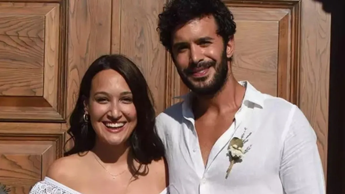 Barış Arduç kızı için dinazor kılığına girdi! O anları Gupse Özay paylaştı!