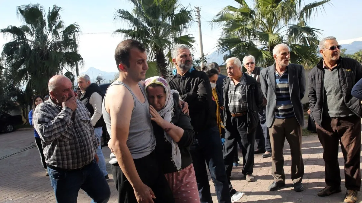 Antalya’da çıkan yangında Furkan alevlerin içinde kalan anne ve babasını kurtardı