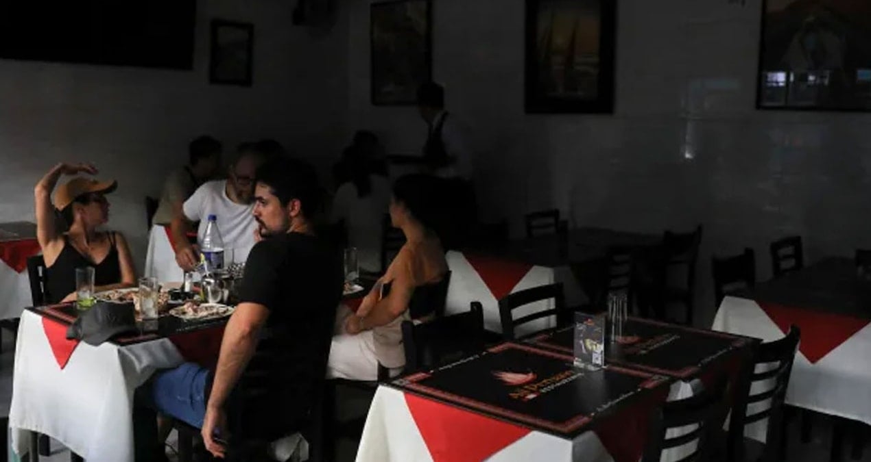 Ülke bir anda karanlığa gömüldü: Polis ve asker sokağa indi