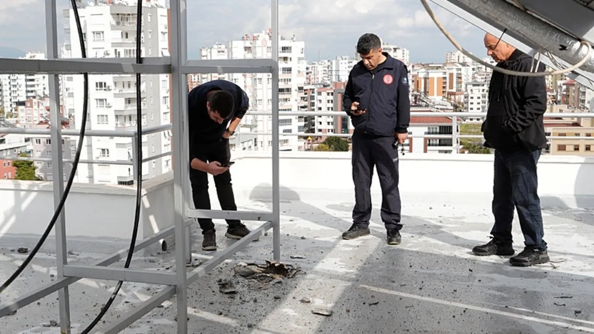 Antalya’da akılalmaz olay: Apartmana düşen yıldırım dairede delik açtı!