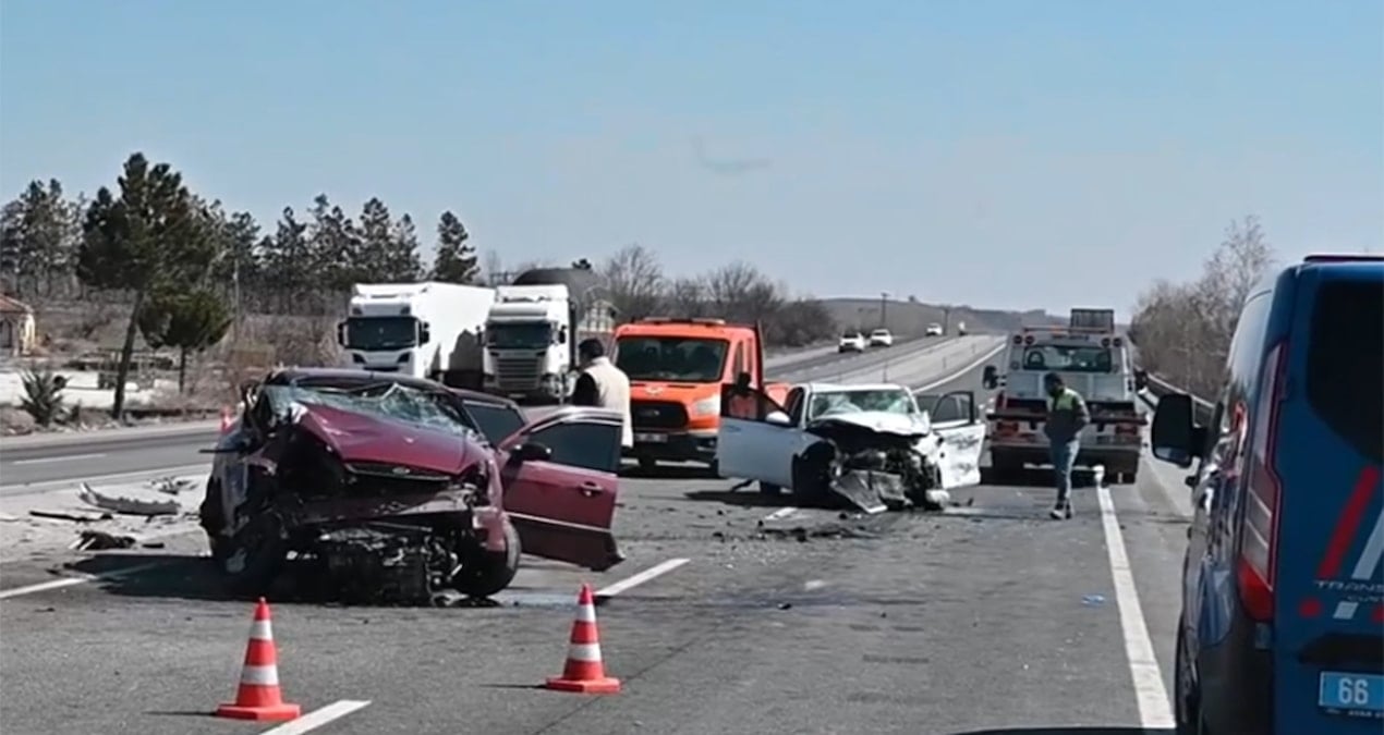 Araçlar kafa kafaya çarpıştı: 3’ü ağır 6 yaralı