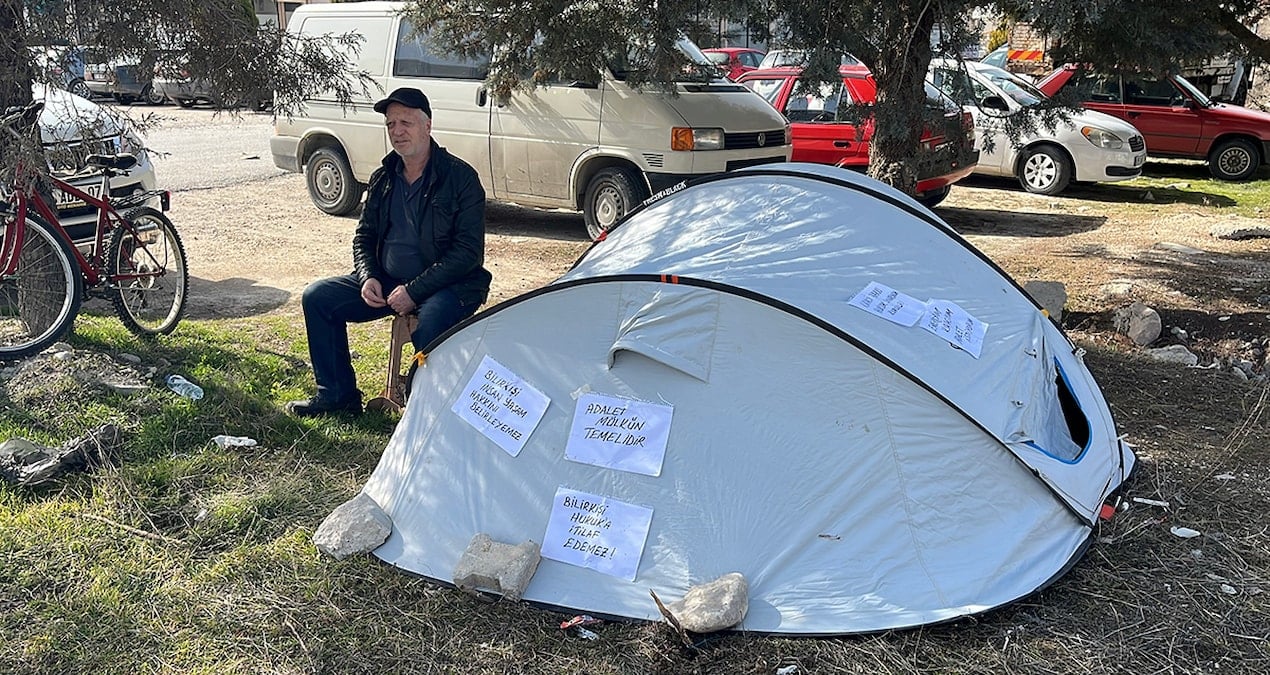 Mahkemenin verdiği kira kararını beğenmedi, adliyenin karşısına çadır kurdu