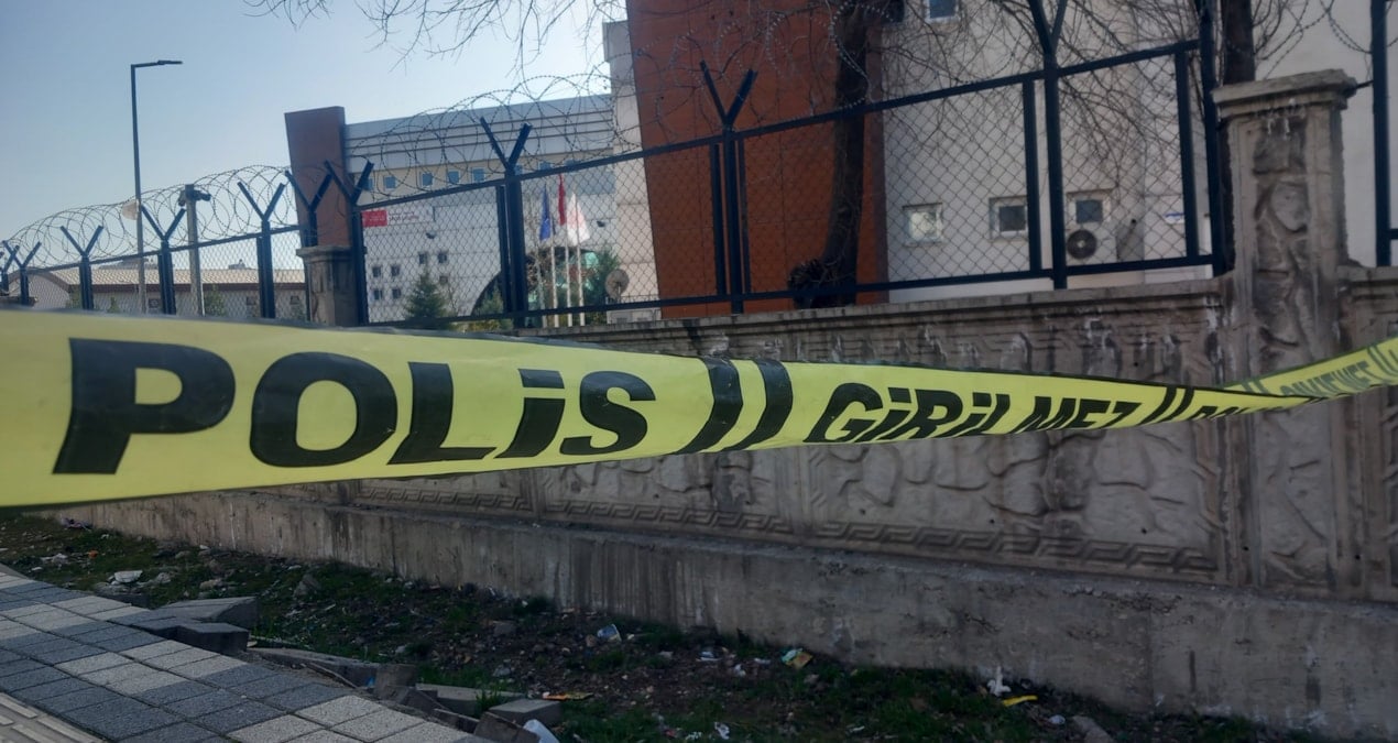 Sokakta gördüğü husumetlisine kurşun yağdırdı