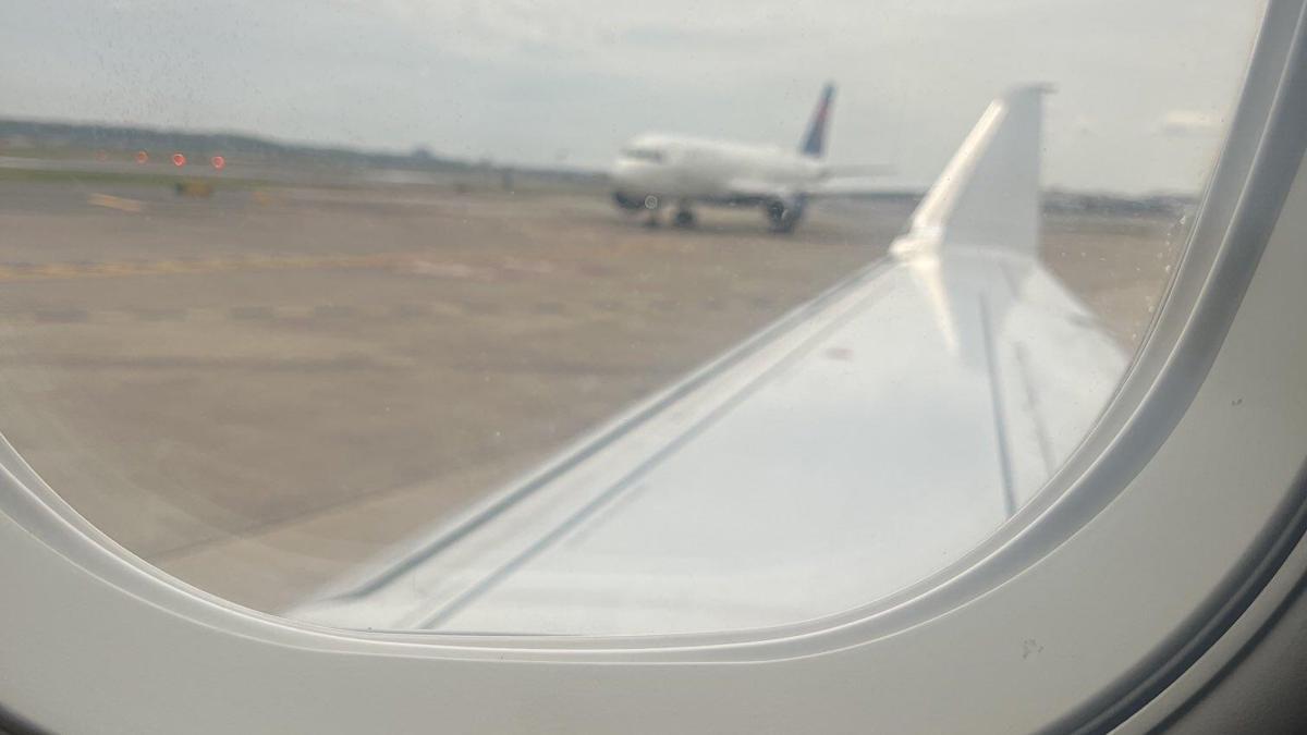 ABD’de Kongre üyelerini taşıyan uçak, pistteki başka bir uçakla çarpıştı