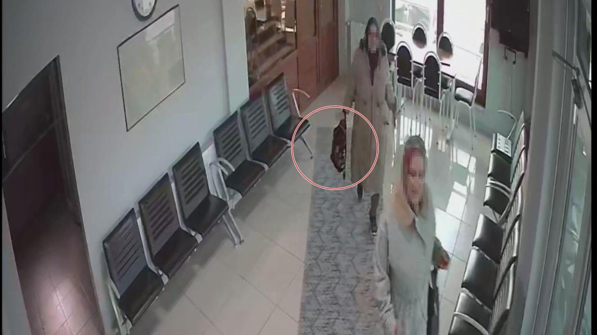 Halk otobüsünde unutulan altın dolu çantayı sahibine teslim etti