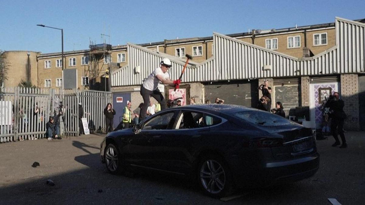 İngiltere’de ‘Elon Musk’ protestosu: Bir grup Tesla marka aracı balyozla parçaladı
