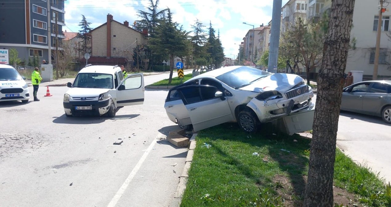 Otomobil ile kamyonet çarpıştı! 5 kişi yaralandı